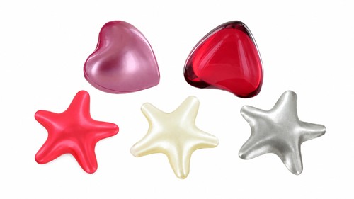 Perles de bain en forme de cœurs et étoiles